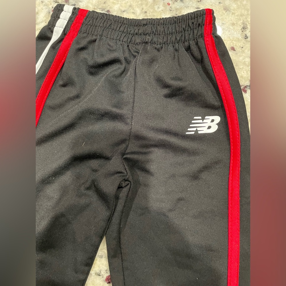 💥 New Balance💥Kids' Black Joggers with Red and White Stripes Like New SZ 12 M - Picture 3 of 8